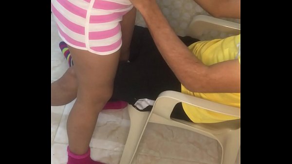 Mi tío se calienta mirando porno y aprovecho para que me coja duro