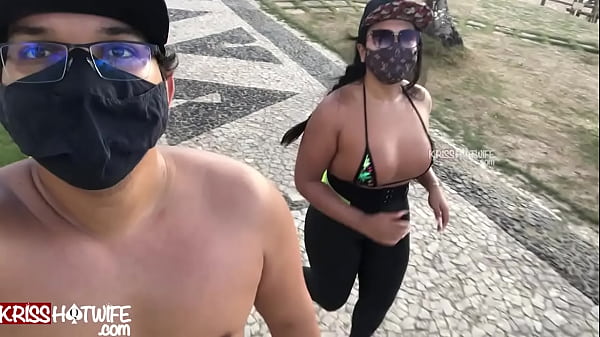 Kriss Hotwife Caminhando Na Orla Da Praia Mostrando Os Peitos Deliciosos
