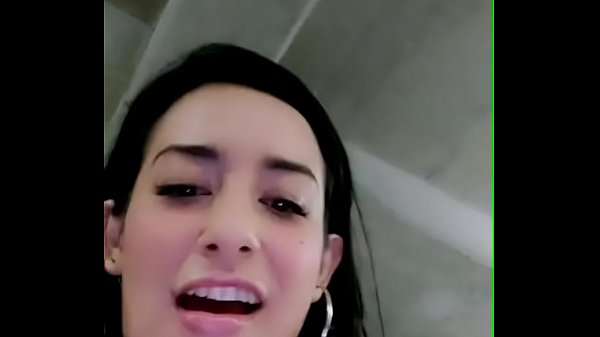 Vanesita en el estacionamiento.