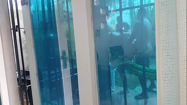 Filmei meu vizinho corno gostando de ver sua mulher sendo arrombada pelo rabo pelo  maior pênis do bairro .  Melissa Devassa –  El Toro De Oro