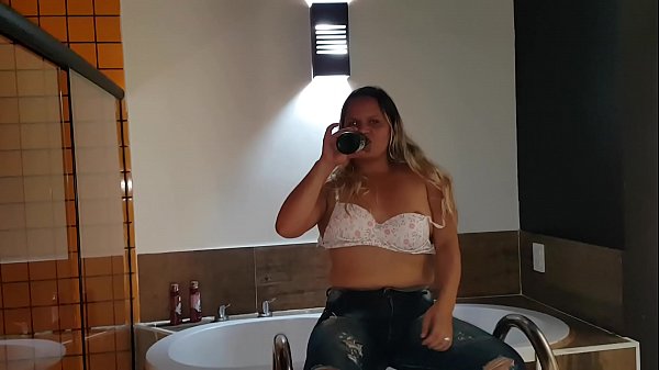 Oque minha esposa,estava fazendo  enquanto eu comia a prima dela ?